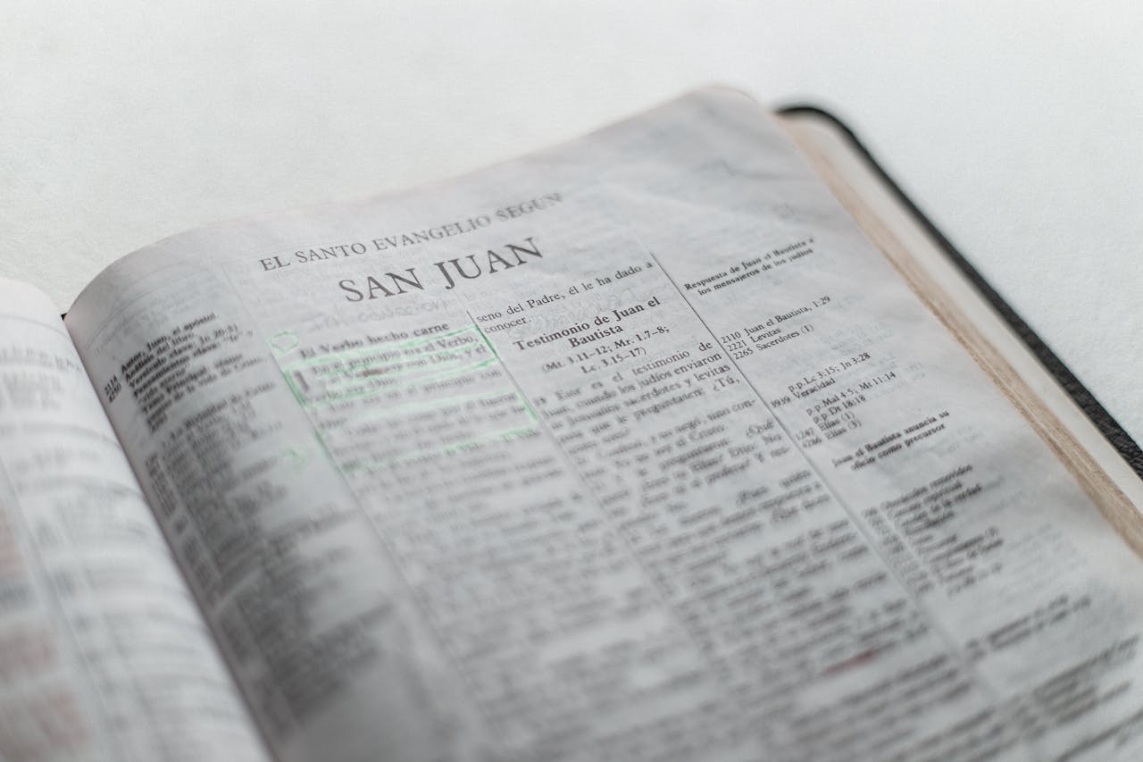 An open Spanish Bible displaying the Gospel of John's text in a soft, light setting.